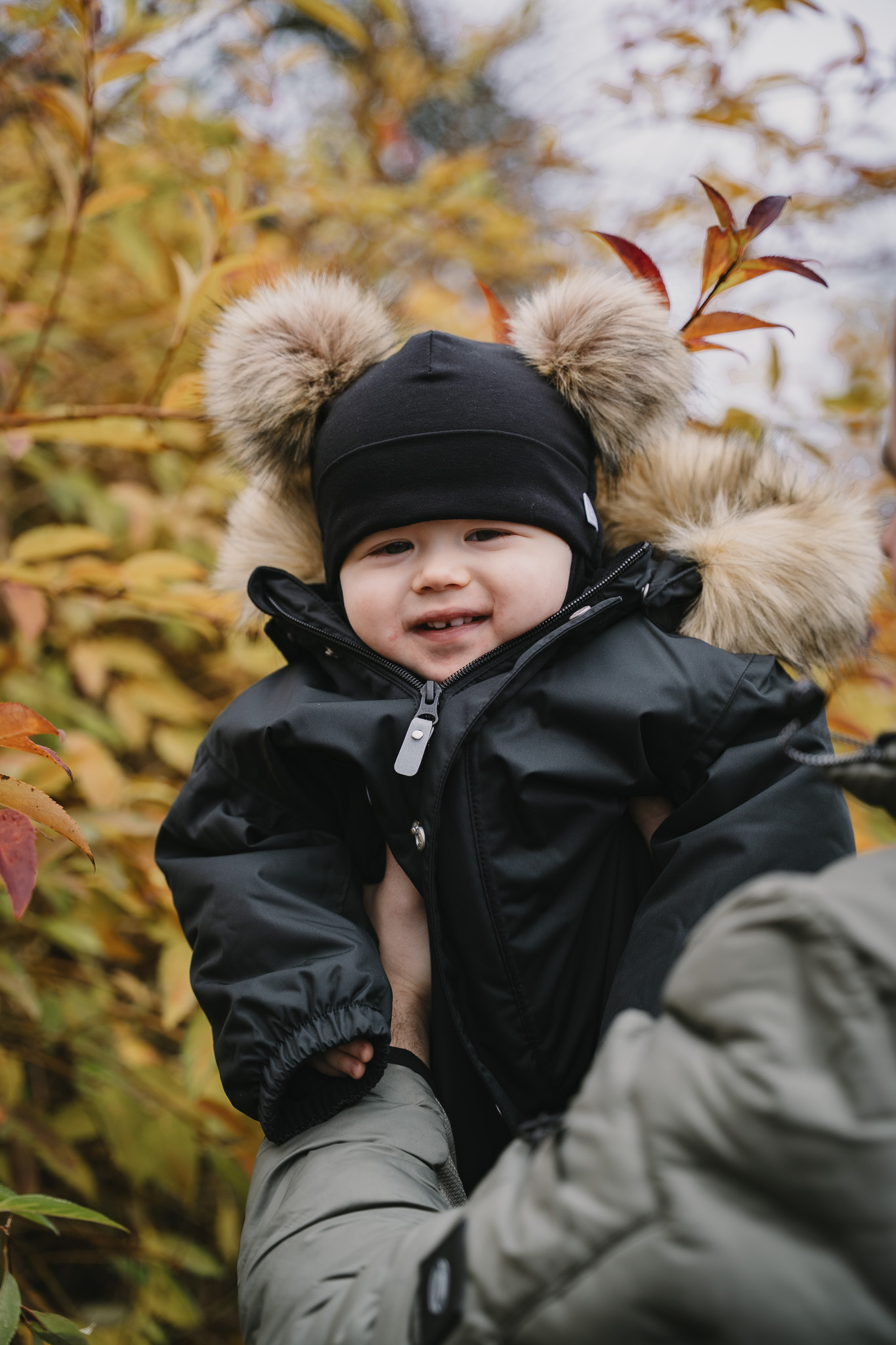 tuukrimütsp uuvillafliisiga must tuttidega