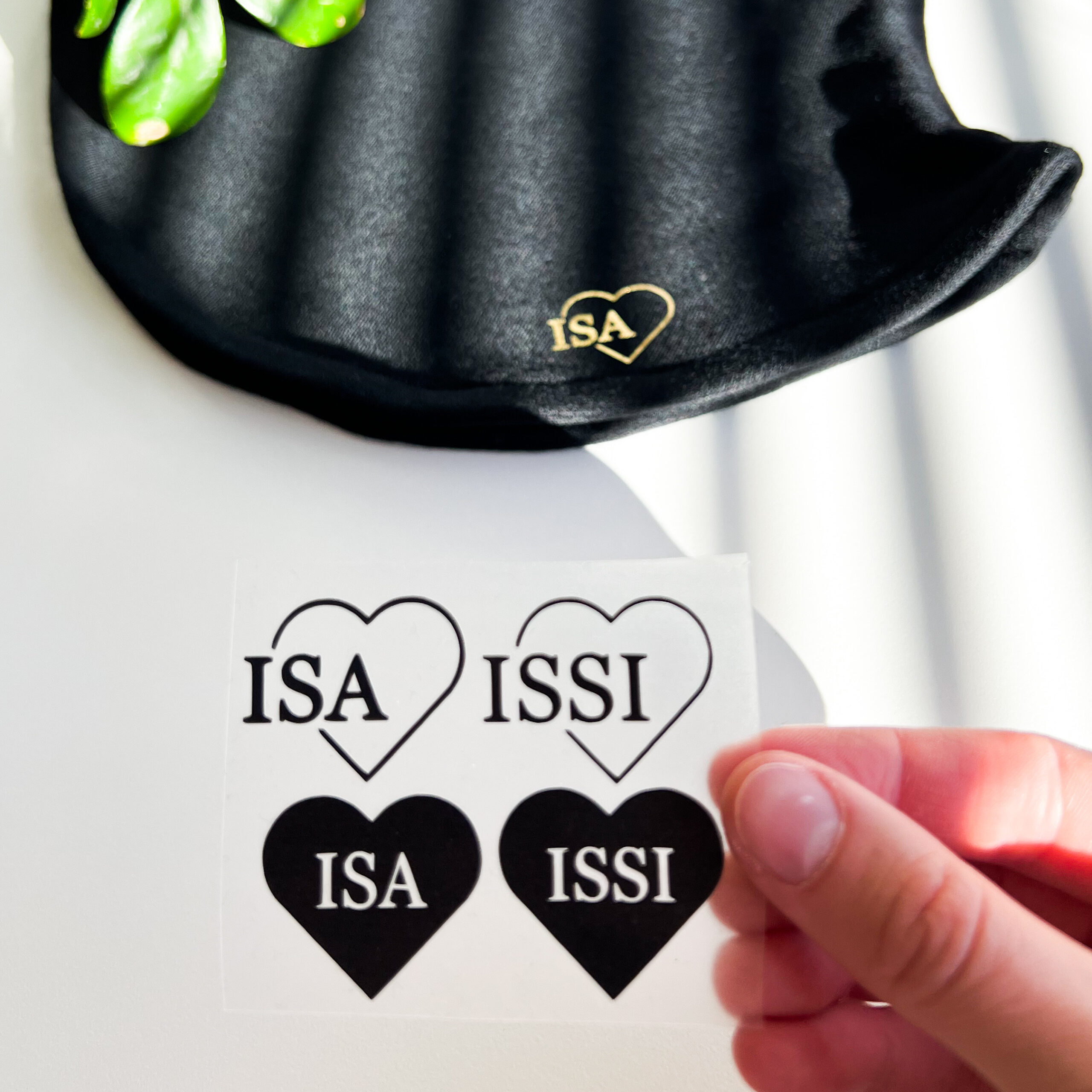 tekst kaelusele, mütsil, kinnastele