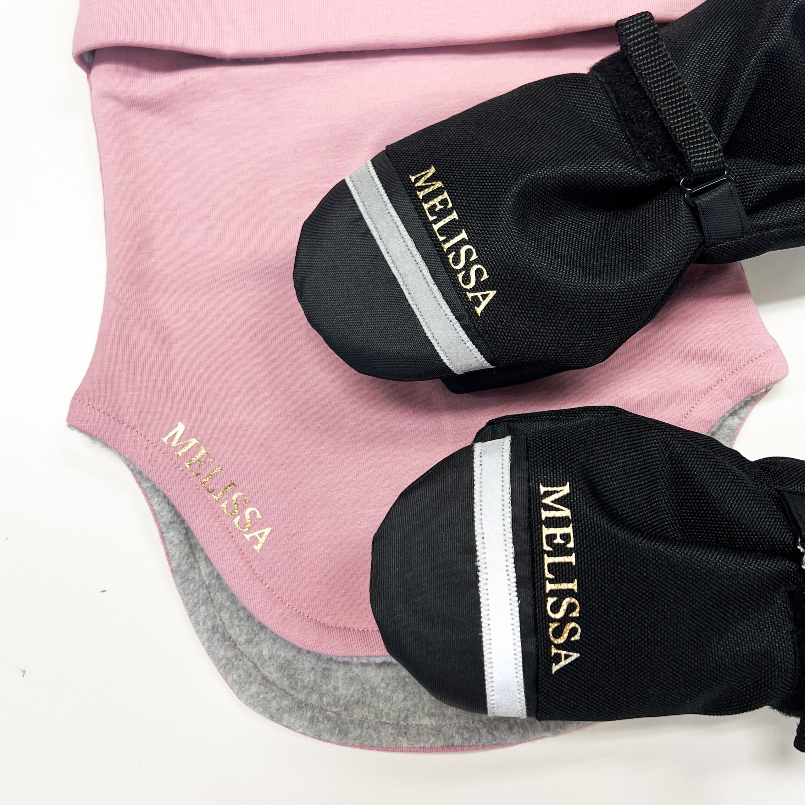 tekst kaelusele, mütsil, kinnastele